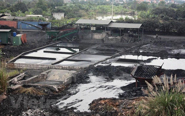 Một điểm sàng tuyển xít than nằm ven sông Kinh Thầy, trên địa bàn huyện Kinh Môn, tỉnh Hải Dương. (Ảnh: P.V/Vietnam+)