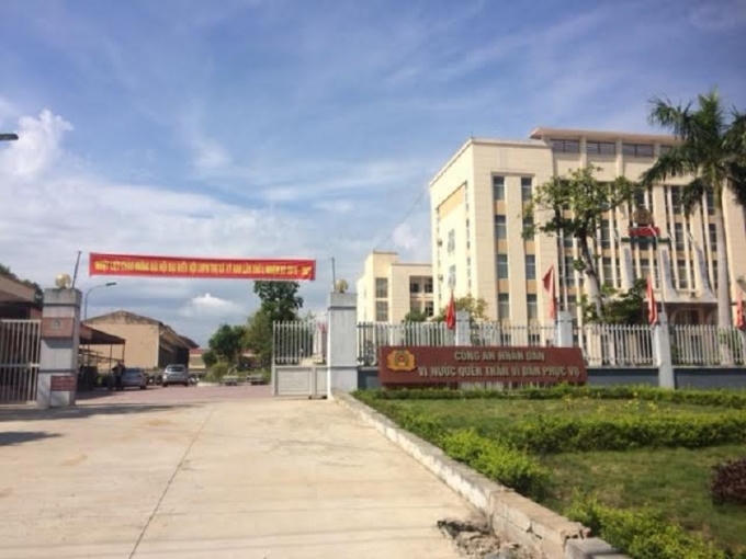 Hai thanh tra Cục đường bộ bị đưa về trụ sở Công an thị xã Kỳ Anh tạm giữ.