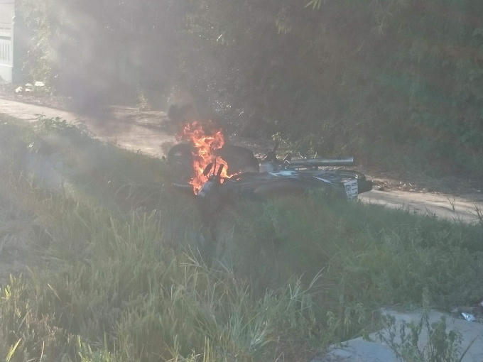 Người chồng đ&atilde; mang chiếc xe m&aacute;y ra đốt...