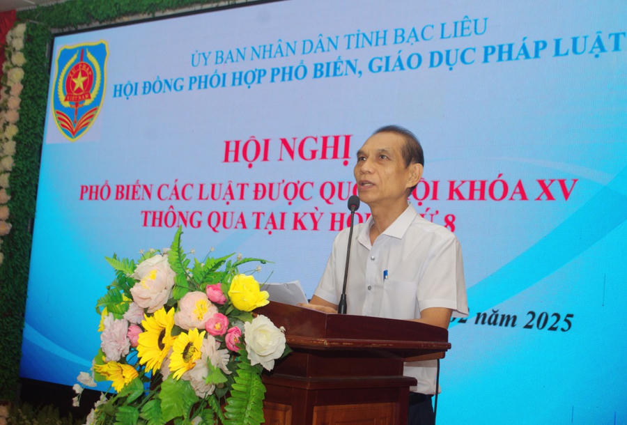 Ông Trần Minh Đức - Phó Chủ tịch Hội đồng phối hợp phổ biến, giáo dục pháp luật tỉnh Bạc Liêu, Phó Giám đốc Sở Tư pháp phát biểu khai mạc Hội nghị.