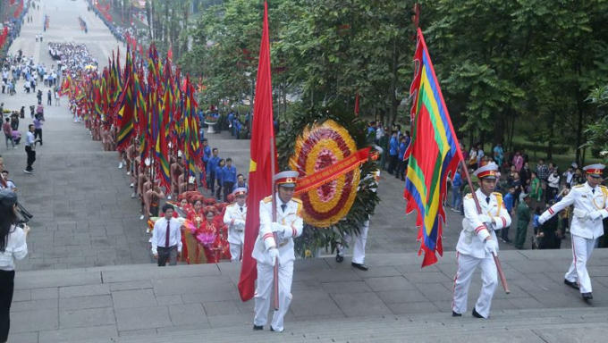 Chủ tịch QH Nguyễn Thị Kim Ng&acirc;n k&iacute;nh cẩn d&acirc;ng hương tưởng niệm c&aacute;c vua H&ugrave;ng