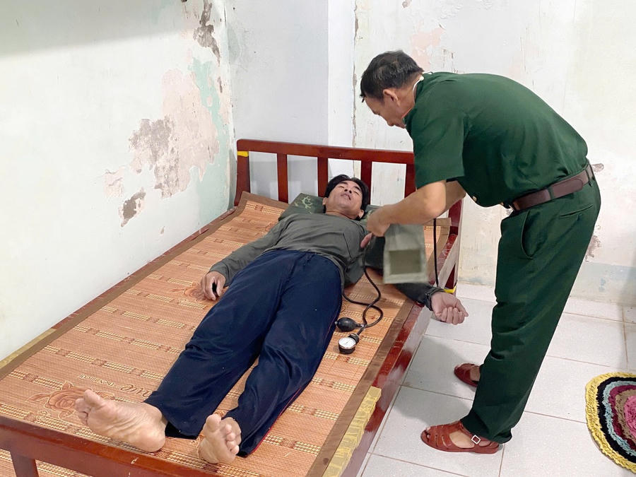 Quân y Đồn Biên phòng Sông Đốc chăm sóc sức khỏe cho các thuyền viên gặp nạn.