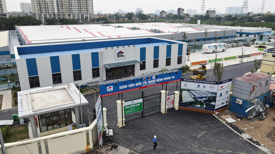 Bắt đầu khởi công từ cuối tháng 7, sau hơn 1 tháng thi công gấp rút, Bệnh viện dã chiến điều trị bệnh nhân Covid-19 tại ngõ 587 Tam Trinh đã bước vào giai đoạn cuối cùng chuẩn bị đưa vào sử dụng. (Ảnh: Báo Công an Nhân dân)