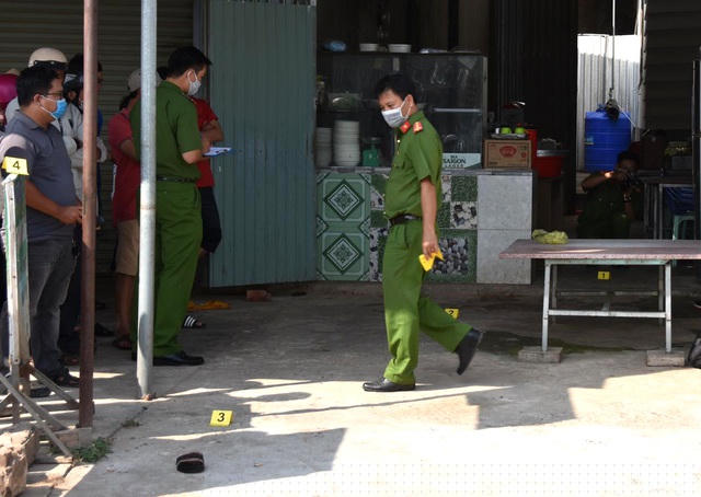 Lực lượng công an khám nghiệm hiện trường vụ án.