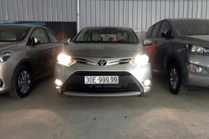 Việc một chiếc xe thuộc phân khúc giá rẻ dưới 500 triệu đồng được khoác lên mình biển số đẹp ngũ quý 9 được cư dân mạng ví von như "người đẹp và quái vật". Bởi lẽ, dư luận cho rằng, một tấm biển số ô tô ngũ quý 9 có thể được định giá vài tỷ đồng, cao hơn rất nhiều lần so với giá trị của chiếc Vios. (Ảnh: Báo giao thông)