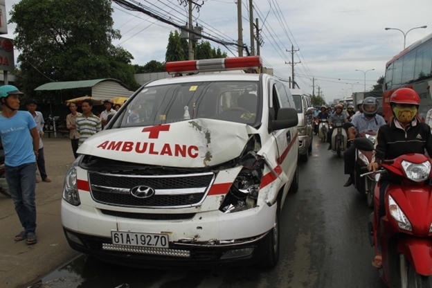 Chiếc xe cứu thương tại hiện trường.