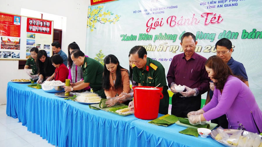 Các đơn vị phối hợp gói bánh tét
