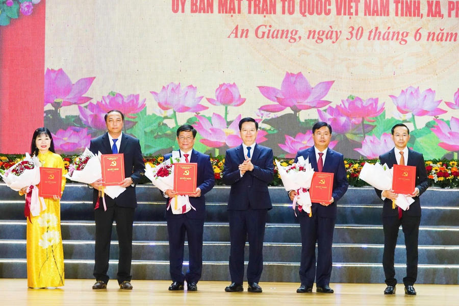 Trao Quyết định của Bộ Chính trị chỉ định Bí thư, các Phó Bí thư Tỉnh ủy An Giang nhiệm kỳ 2020 – 2025