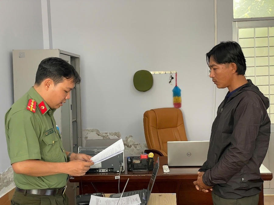 Điều tra viên tống đạt các Quyết định khởi tố vụ án, khởi tố bị can, Lệnh bắt bị can để tạm giam đối với Nguyễn Thanh Duy.