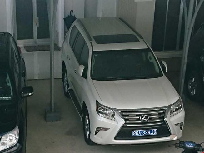 Hai xe Lexus v&agrave; điều tiếng &lsquo;b&aacute;nh &iacute;t đi&hellip;&rsquo;