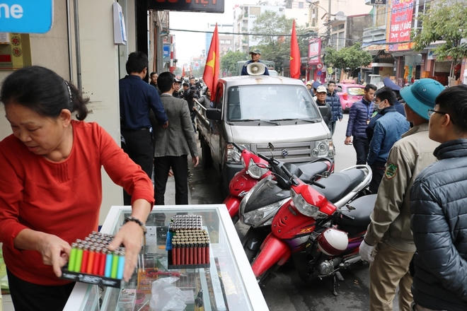 Những hộ kinh doanh đặt sạp hàng trên vỉa hè vội vàng thu dọn khi xe bán tải của lực lượng chức năng đi tới, nhắc nhở qua loa phóng thanh.