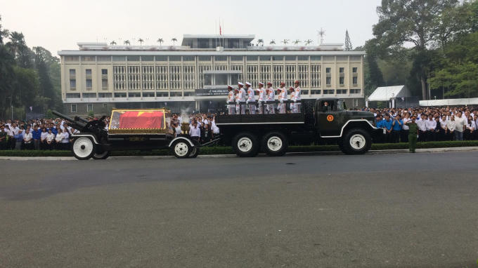 Hãy nhìn dòng người từ thành phố Hồ Chí Minh, từ các tỉnh Nam bộ đến viếng... Họ đến với lòng ngưỡng mộ, biết ơn; họ gọi ông bằng cái tên thân thuộc, gần gũi của vùng đất phương Nam...