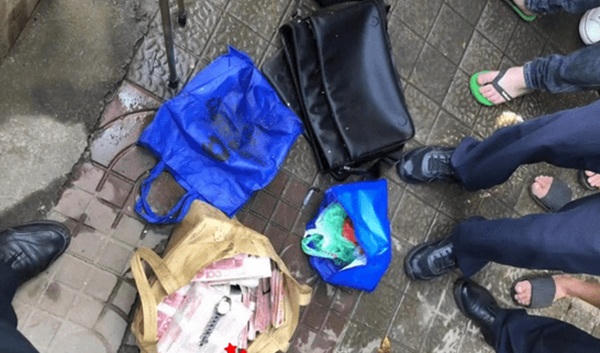 Đang dọn rác phát hiện túi vô chủ, mở ra ngỡ ngàng 2,1 tỷ đồng - 3