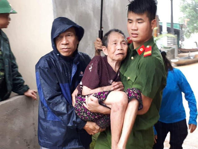 Người già, trẻ em được ưu tiên di dời đến nơi an toàn trước tiên. Trước tình hình mưa lũ diễn biến phức tạp, Bí thư Tỉnh ủy Nghệ An Nguyễn Đắc Vinh yêu cầu các cơ quan, ban, ngành, địa phương phải chủ động, sát sao theo dõi tình hình mưa lũ để có phương án kịp thời, hiệu quả; đặc biệt quan tâm đời sống, sinh hoạt của người dân vùng bị ngập úng, nhất là trong điều kiện nước từ Lào tiếp tục đổ về khu vực miền Tây gây ra các nguy cơ khó lường.