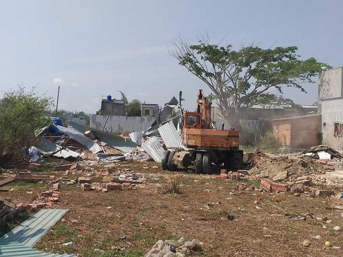 Một căn nhà xây dựng không phép từ trước Tết, chưa có người ở khu đất này, sau khi Pháp Luật TP.HCM phản ánh, lực lượng chức năng đã cho cưỡng chế, tháo dỡ. Ảnh: VIỆT HOA.