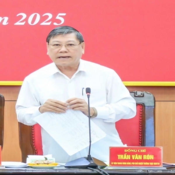 Ông Trần Văn Rón, Ủy viên Ban Chấp hành Trung ương Đảng, Phó Chủ nhiệm thường trực Ủy ban Kiểm tra Trung ương phát biểu tại hội nghị.