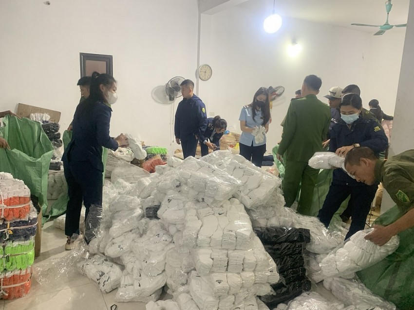Lực lượng chức năng kiểm tra.