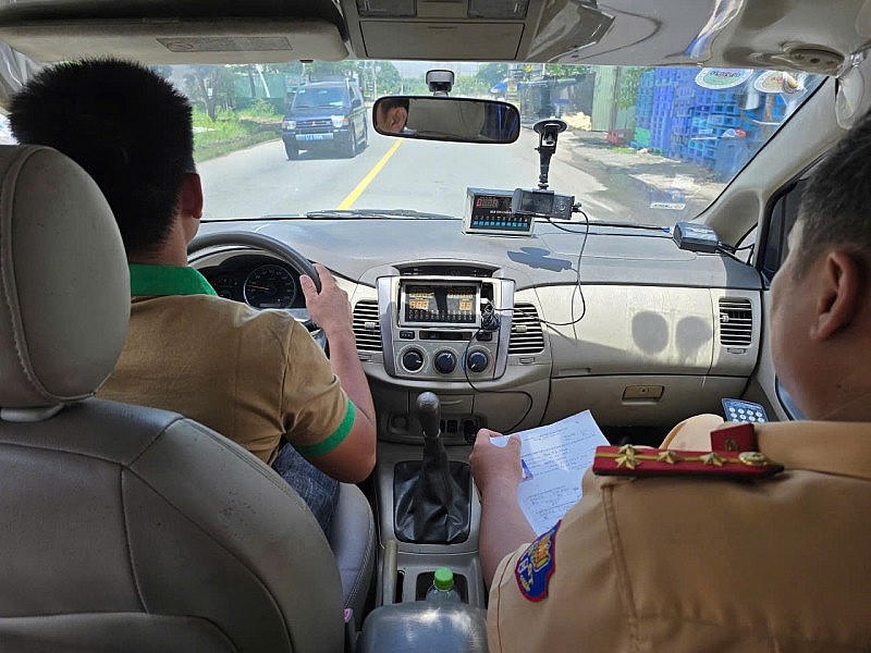 Sát hạch thi đường trường cho các học viên.