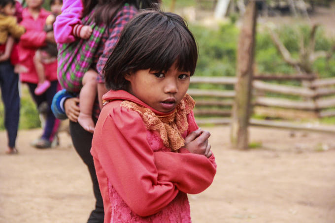 Chống chọi với cái rét tê người chỉ bằng những manh áo mỏng. (Ảnh: Hải Long).