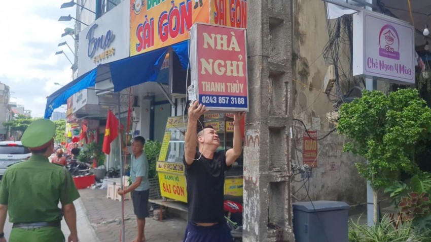 Công an phường Đống Đa ra quân xử lý lấn chiếm vỉa hè chuẩn bị tốt cho các sự kiện A80