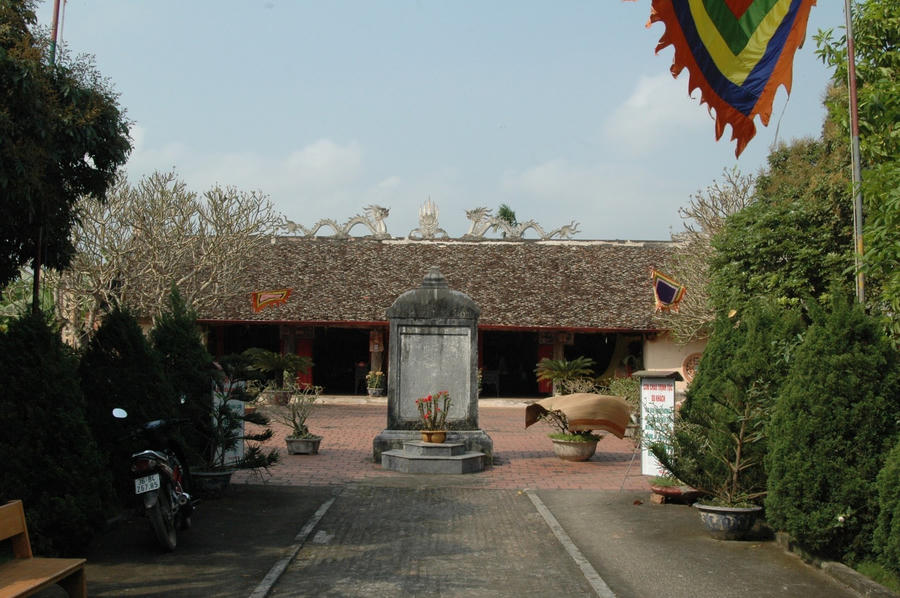 Tòa nhà kiến trúc gốc bằng gỗ 7 gian và tấm bia đá cổ nơi thờ các Chúa Trịnh hàng trăm năm qua nay bị nhà thầu phá bỏ và không được lưu giữ, bảo quản gìn giữ.