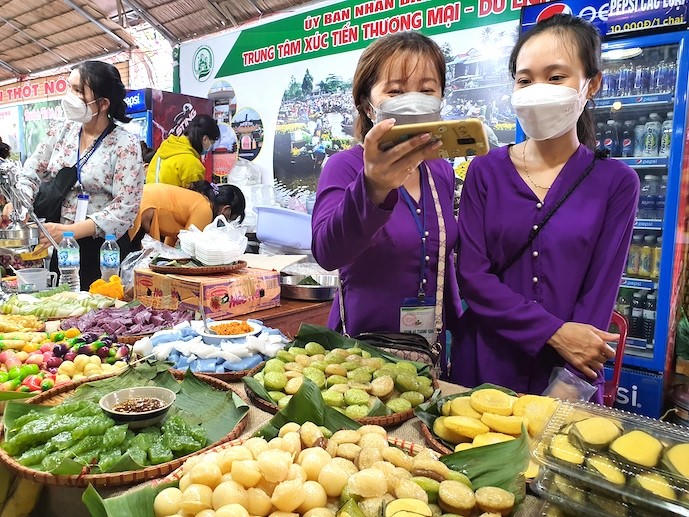 Đến với lễ hội, du khách sẽ được thưởng thức hơn 100 loại bánh, đặc sản vùng miền.