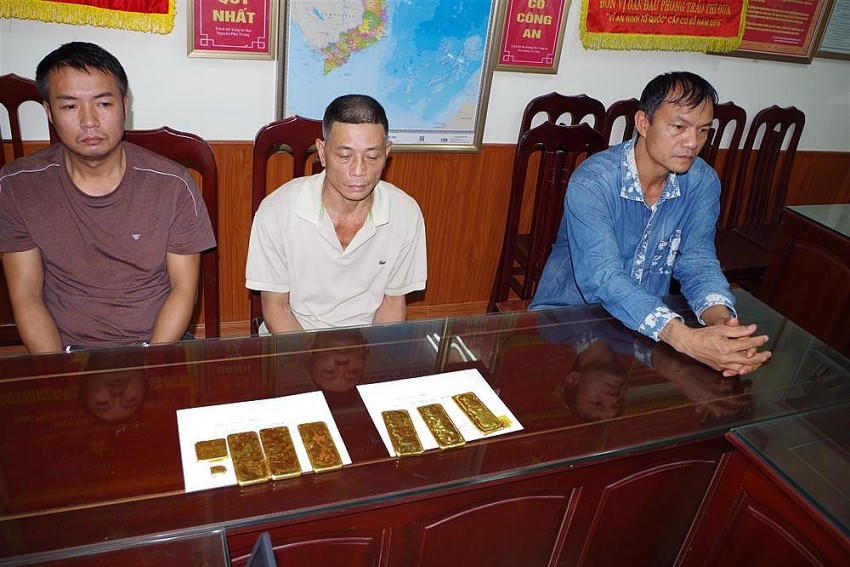 Nhóm đối tượng bị bắt giữ cùng số lượng vàng tang vật. Ảnh: Công an Hà Nam.