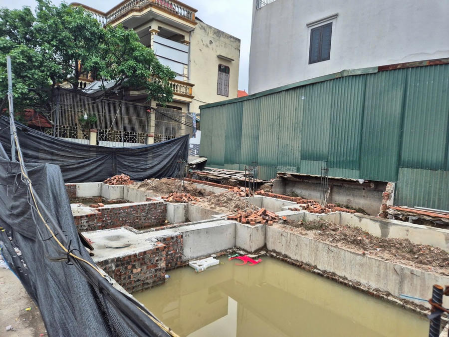 Mặc dù đã có quyết định áp dụng biện pháp khẩn cấp tạm thời và thông báo của UBND xã Khánh Hà, nhưng gia đình bà Thao vẫn hoàn thiện phần móng kiên cố.