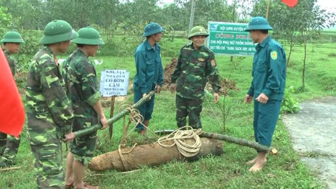 Tiến hành di dời quả bom ra khỏi khu vực dân cư.