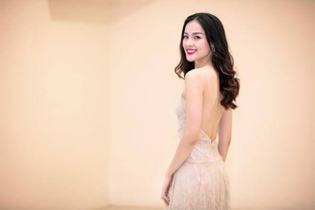 Tuy nhiên, chiếc váy đó lại vô tình để lộ nhược điểm cơ thể của Hạ Vi.