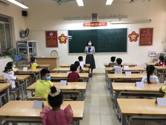 Học sinh lớp 1 đeo khẩu trang đầy đủ.