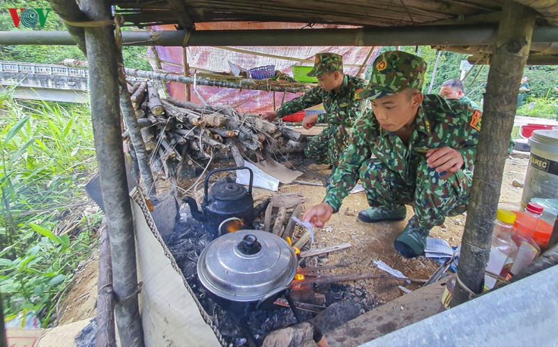 chong nhap canh trai phep, linh bien phong tiep tuc ngu rung, bam nui hinh 3