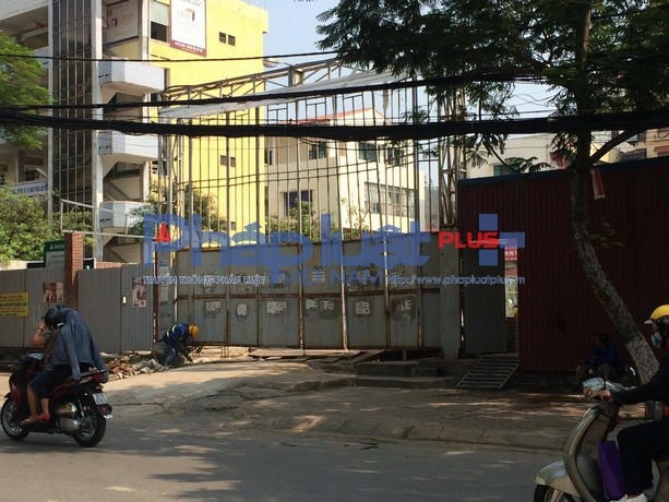 Rào tôn quây kín dự án và bên trong mọi thứ vẫn án binh bất động.