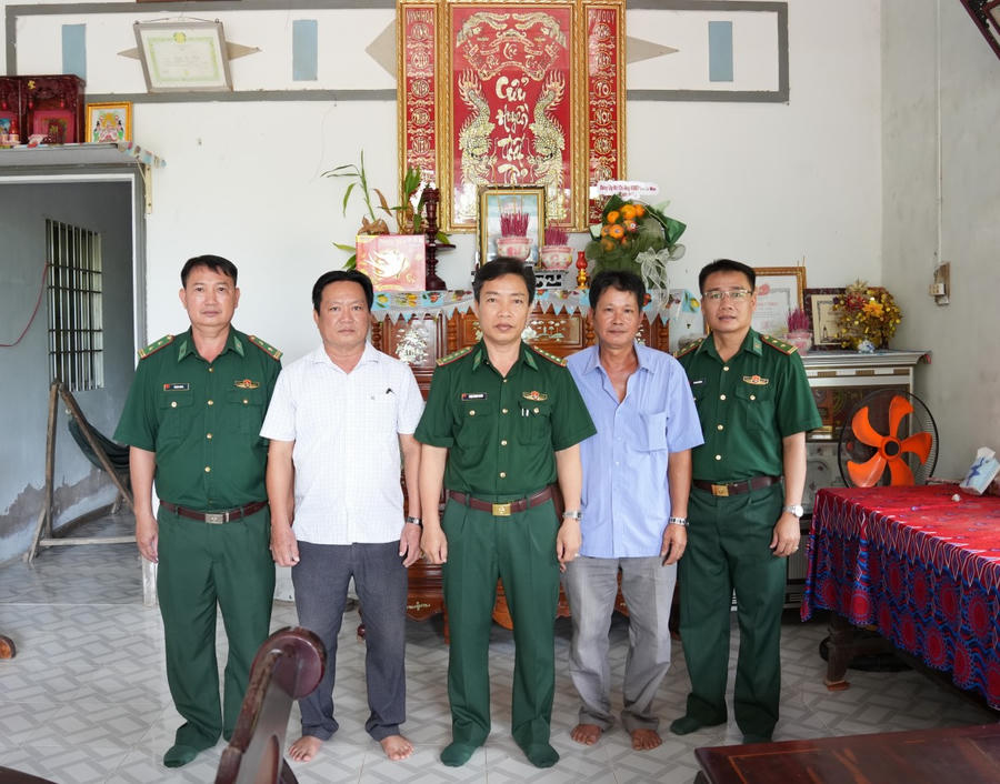 Đại tá Phạm Minh Giang - Chính ủy BĐBP tỉnh Cà Mau (thứ 3 từ phải sang), thăm hỏi, động viên và tặng quà gia đình Anh hùng lực lượng Vũ trang Nhân dân Nguyễn Hồng Phước (nguyên Chính trị viên Tiểu đoàn huấn luyện cơ động BĐBP tỉnh Minh Hải).