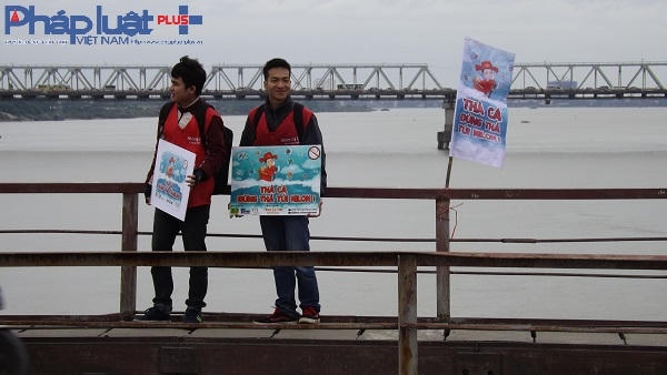 Các bạn trẻ trong nhóm "cá chép" hầu hết là sinh viên đến từ nhiều trường Đại Học trên địa bàn Hà Nội đều có chung một quan điểm "Thả cá, đừng thả túi Ni-lông"