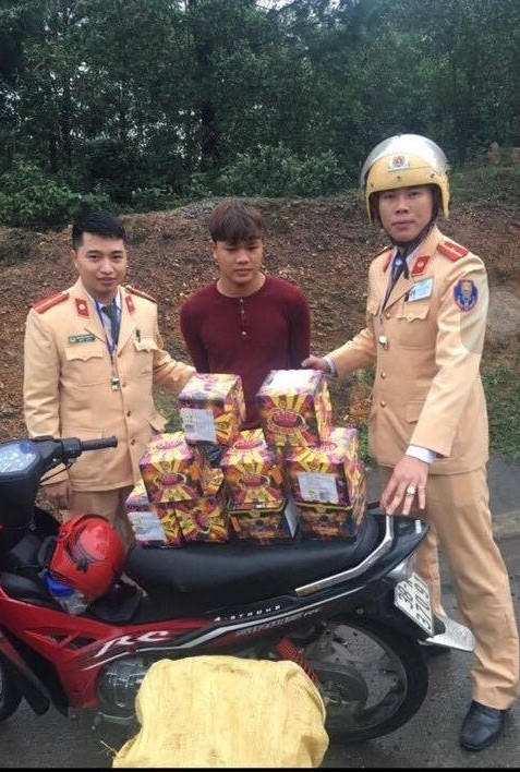 Đối tượng Nguyễn Văn Hùng "hồn nhiên" chở 30 kg pháo nổ bằng xe máy đi lại giữa phố.