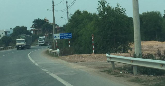 Hộ lan biến mất ngay trước biển cảnh báo đoạn đường hay sảy ra tai nạn.