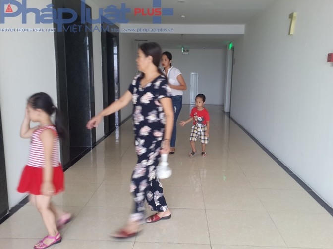 Theo người dân, thang máy vận hành chưa đảm bảo, thường xuyên ùn tắc vào giờ cao điểm.