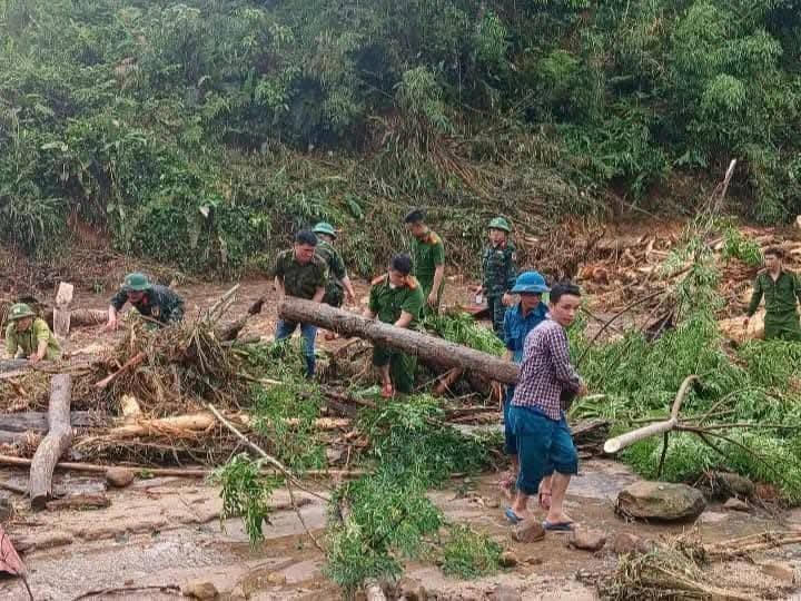 Nhiều nhà cửa bị hư hỏng, cuốn trôi - Ảnh HH.

			
				
					
						
					
					
						
						Chung tay khắc phục hậu quả lũ quét - Ảnh HH.

						
							
								
									
								
								
									
									Các lực lượng chung tay hỗ trợ người dân - Ảnh HH.

									
										
											
												
											
											
												Tình quân dân nơi vùng biên giới - Ảnh HH.
											
										
									
									
								
							
						

						 
						
					
				
			
			
						Chung tay khắc phục hậu quả lũ quét - Ảnh HH.

						
							
								
									
								
								
									
									Các lực lượng chung tay hỗ trợ người dân - Ảnh HH.

									
										
											
												
											
											
												Tình quân dân nơi vùng biên giới - Ảnh HH.
											
										
									
									
								
							
						

						 
						
									Các lực lượng chung tay hỗ trợ người dân - Ảnh HH.

									
										
											
												
											
											
												Tình quân dân nơi vùng biên giới - Ảnh HH.
											
										
									
									Tình quân dân nơi vùng biên giới - Ảnh HH.