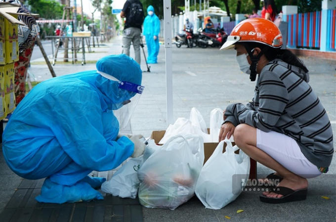 Để việc thanh toán diễn ra nhanh chóng, nhân viên tại đây đã hỗ trợ ghi đơn hàng cho khách.