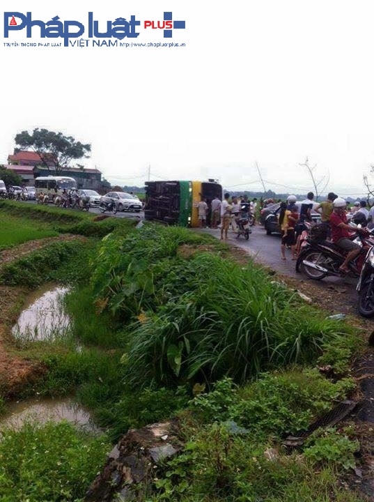 Nhiều nh&acirc;n chứng cho biết t&agrave;i xế xe bu&yacute;t đi ẩu v&agrave; đ&acirc;m v&agrave;o taxi.