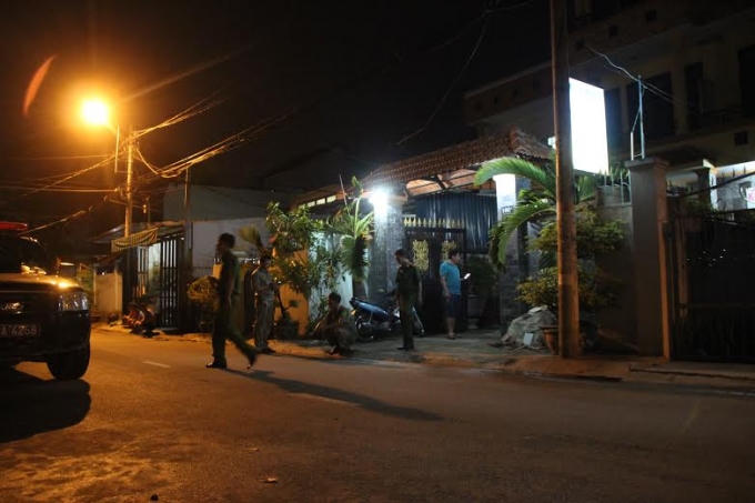 Cơ quan chức năng kh&aacute;m nghiệm hiện trường vụ việc.