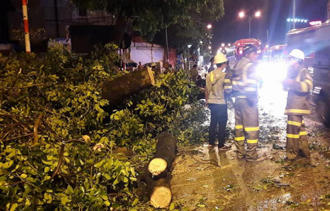 Lực lượng chức năng c&oacute; mặt giải quyết vụ việc.