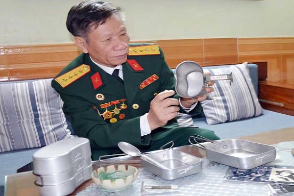 CCB Đào Hồng Ngọc bên những kỷ vật là những chiến lợi phẩm thu được của địch ngày 30/4/1975 được ông gìn giữ cẩn thận.