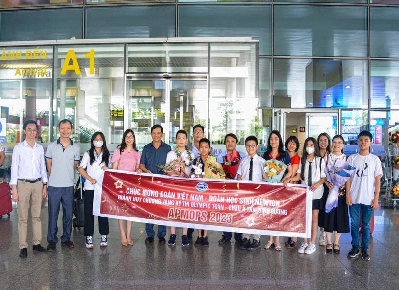 Đón đoàn tại sân bay quốc tế Nội Bài có PGS. TS Tạ Ngọc Trí - Vụ phó Vụ Giáo dục Tiểu học (Bộ GD&amp;amp;ĐT) và ông Phạm Xuân Tiến - Phó Giám đốc Sở GD&amp;amp;ĐT Hà Nội cùng thầy cô, gia đình và các bạn lớp 6G0.