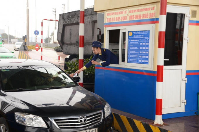 Các phương tiện lưu thông qua trạm thu phí tại TP Cẩm Phả.