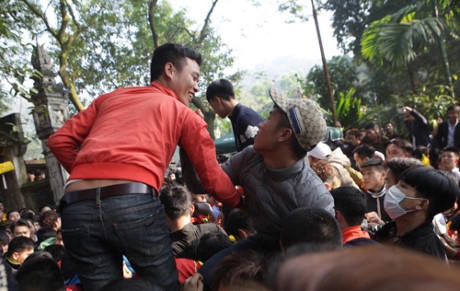 ... xô đẩy trên đầu người khác để "cướp" lộc.