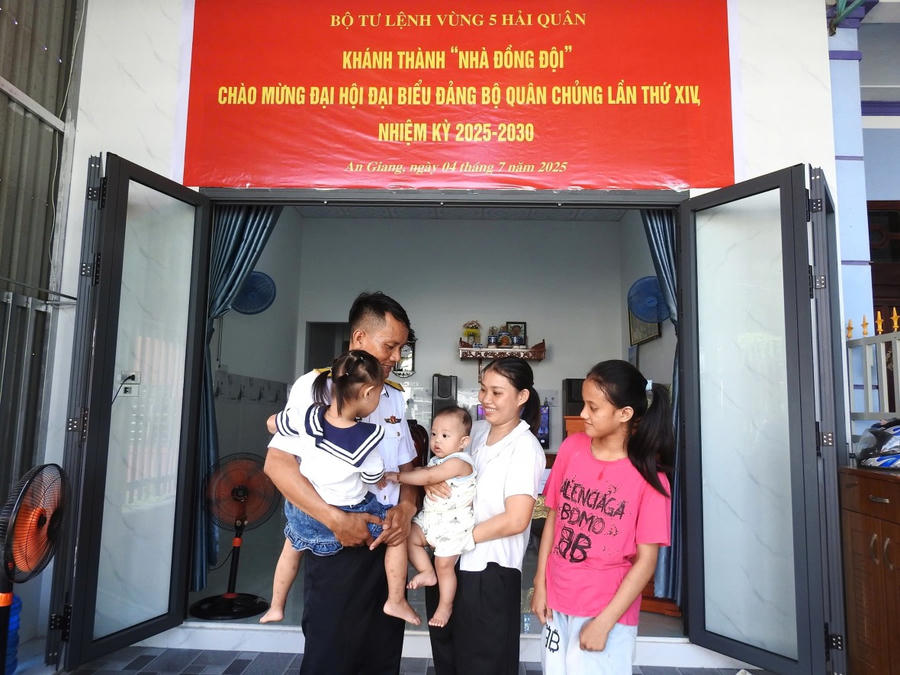 Niềm vui của gia đình quân nhân trong ngày đón nhận “Nhà đồng đội”