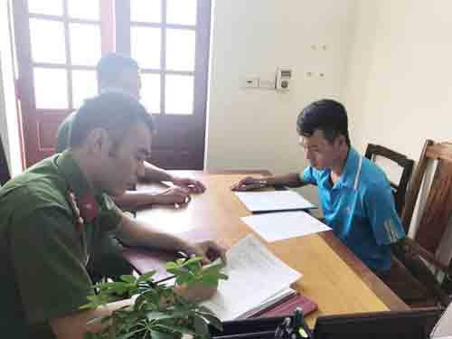 Đối tượng Lê Huy Quý đầu thú tại cơ quan điều tra. (Ảnh: Thái Than)