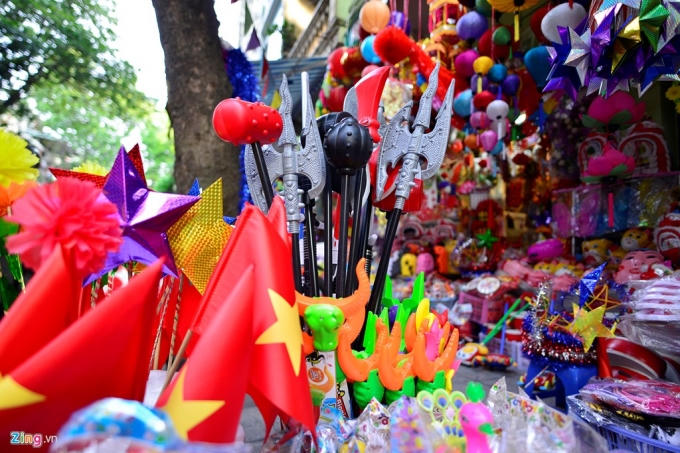 Những đồ chơi mang tính chất bạo lực khác như kiếm, giáo... cũng được bày bán công khai tại khu chợ này.